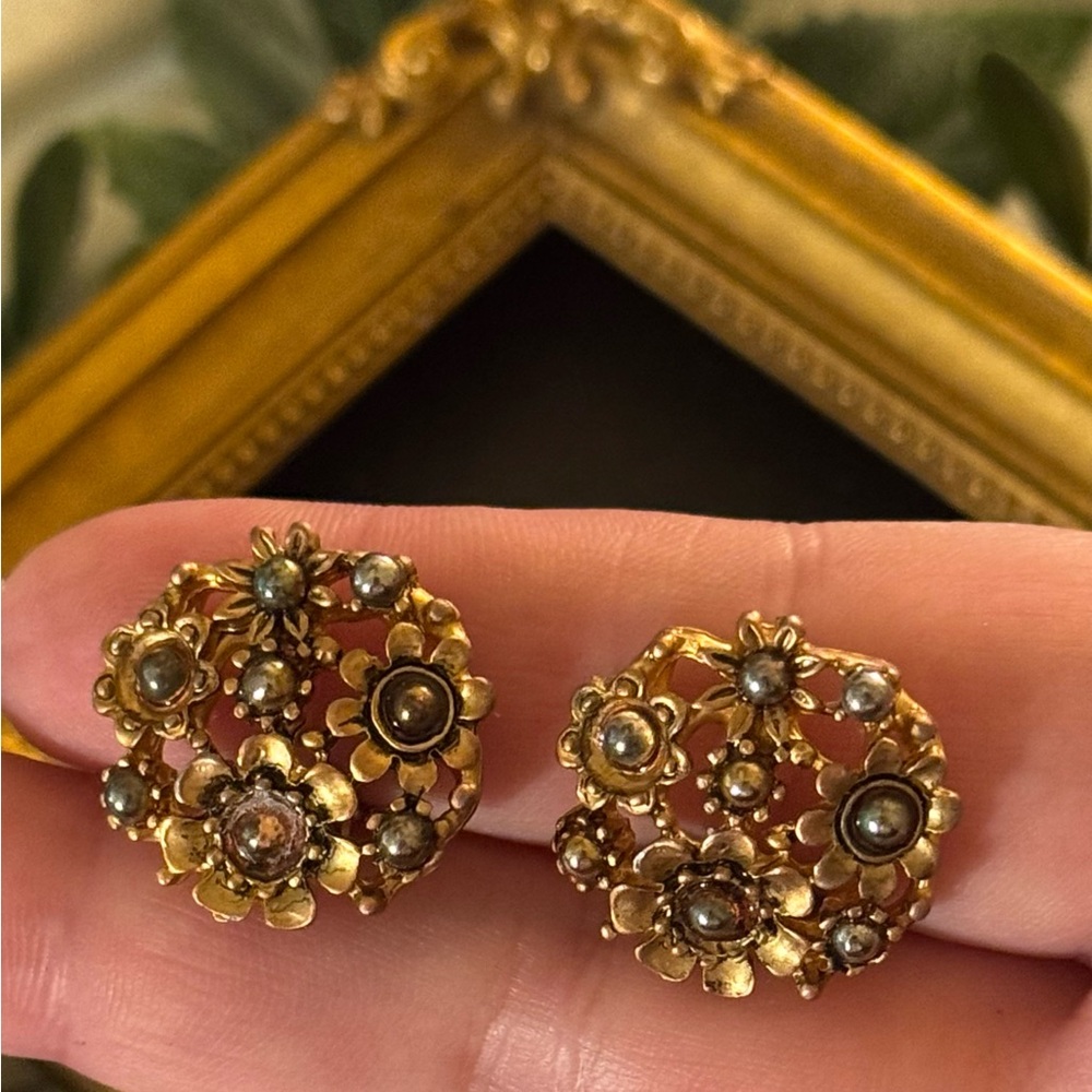 VTG Gorgeous Brassy Gold Floral Cluster w/ Grey Pearls Earrings - Picture 16 of 16